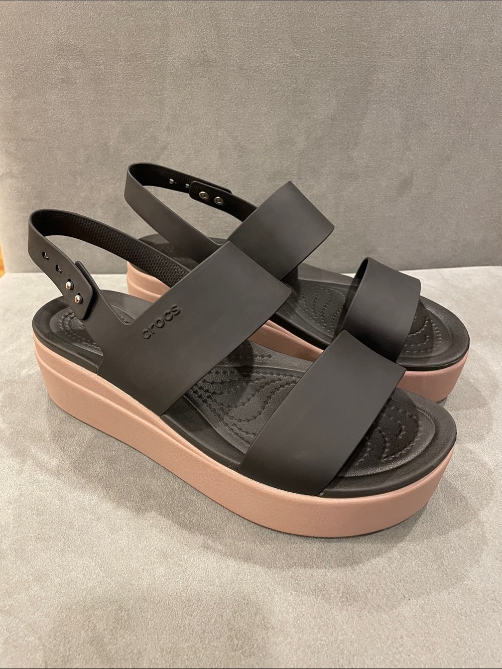CROCS Black Strap Platform Sandals Women’s 8 Tan Midsole Adjustable Heel Strap